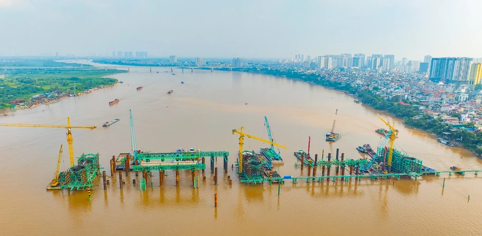 Ngắm đại công trường xây cầu vô cực ở Hà Nội: 8 tháng đạt gần 40% tiến độ, 26.000 tấn thép đã sẵn sàng, 500 người làm 3 ca để vượt qua cột mốc khó khăn nhất Ngắm đại công trường xây cầu vô cực ở Hà Nội: 8 tháng đạt gần 40% tiến độ, 26.000 tấn thép đã sẵn sàng, 500 người làm 3 ca để vượt qua cột mốc khó khăn nhất