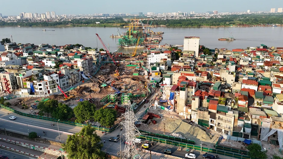Ngắm đại công trường xây cầu vô cực ở Hà Nội: 8 tháng đạt gần 40% tiến độ, 26.000 tấn thép đã sẵn sàng, 500 người làm 3 ca để vượt qua cột mốc khó khăn nhất Ngắm đại công trường xây cầu vô cực ở Hà Nội: 8 tháng đạt gần 40% tiến độ, 26.000 tấn thép đã sẵn sàng, 500 người làm 3 ca để vượt qua cột mốc khó khăn nhất