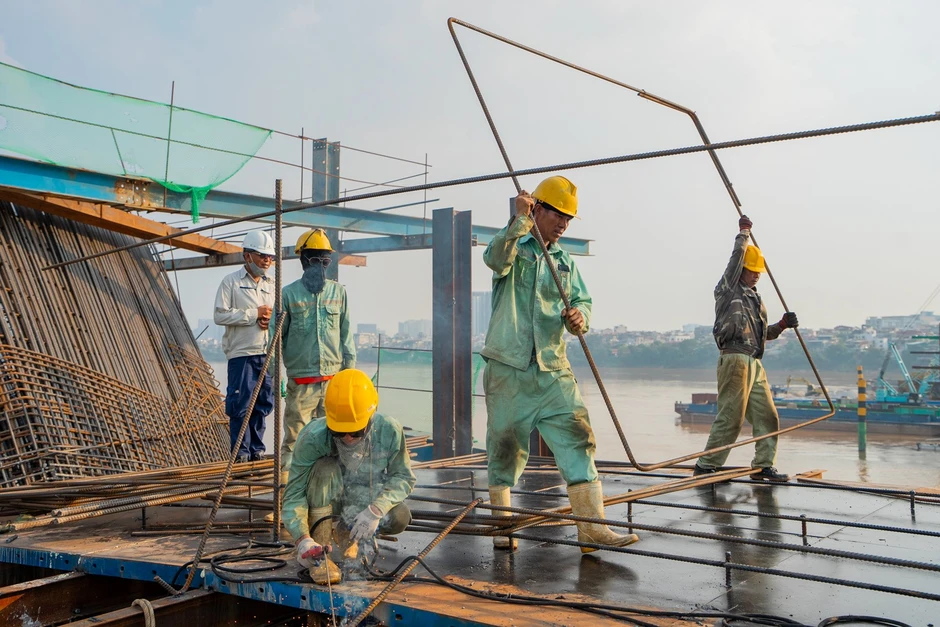 Ngắm đại công trường xây cầu vô cực ở Hà Nội: 8 tháng đạt gần 40% tiến độ, 26.000 tấn thép đã sẵn sàng, 500 người làm 3 ca để vượt qua cột mốc khó khăn nhất Ngắm đại công trường xây cầu vô cực ở Hà Nội: 8 tháng đạt gần 40% tiến độ, 26.000 tấn thép đã sẵn sàng, 500 người làm 3 ca để vượt qua cột mốc khó khăn nhất