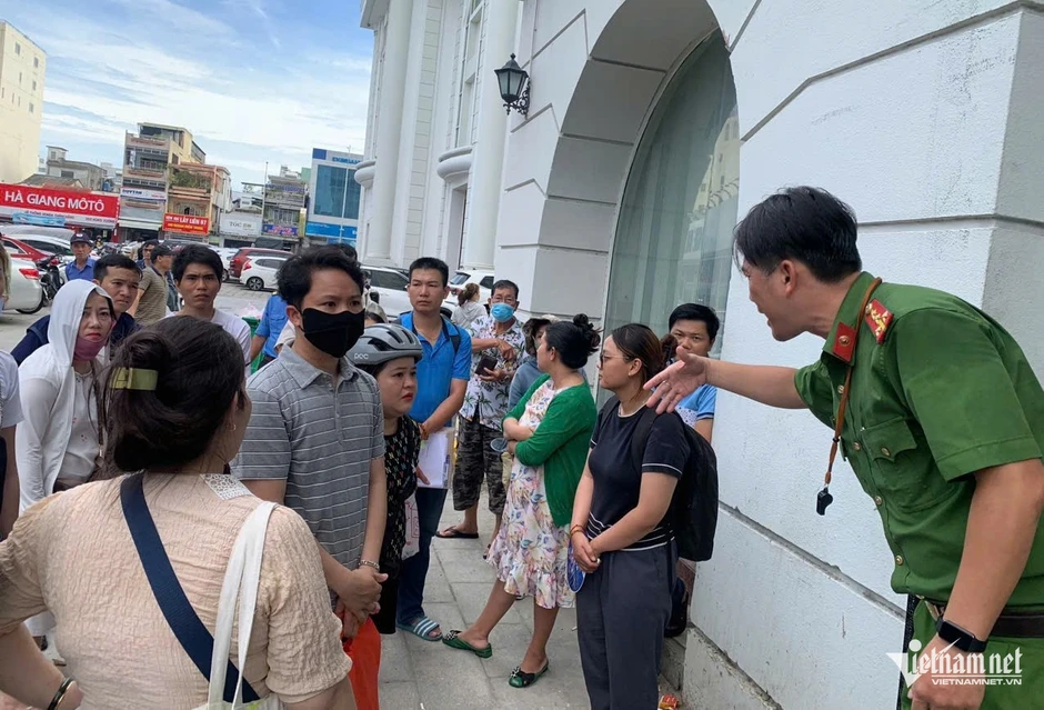 Ngỡ ngàng cảnh hàng trăm người ở Đà Nẵng chen lấn đăng ký mua nhà ở xã hội Ngỡ ngàng cảnh hàng trăm người ở Đà Nẵng chen lấn đăng ký mua nhà ở xã hội