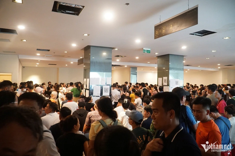 Ngỡ ngàng cảnh hàng trăm người ở Đà Nẵng chen lấn đăng ký mua nhà ở xã hội Ngỡ ngàng cảnh hàng trăm người ở Đà Nẵng chen lấn đăng ký mua nhà ở xã hội