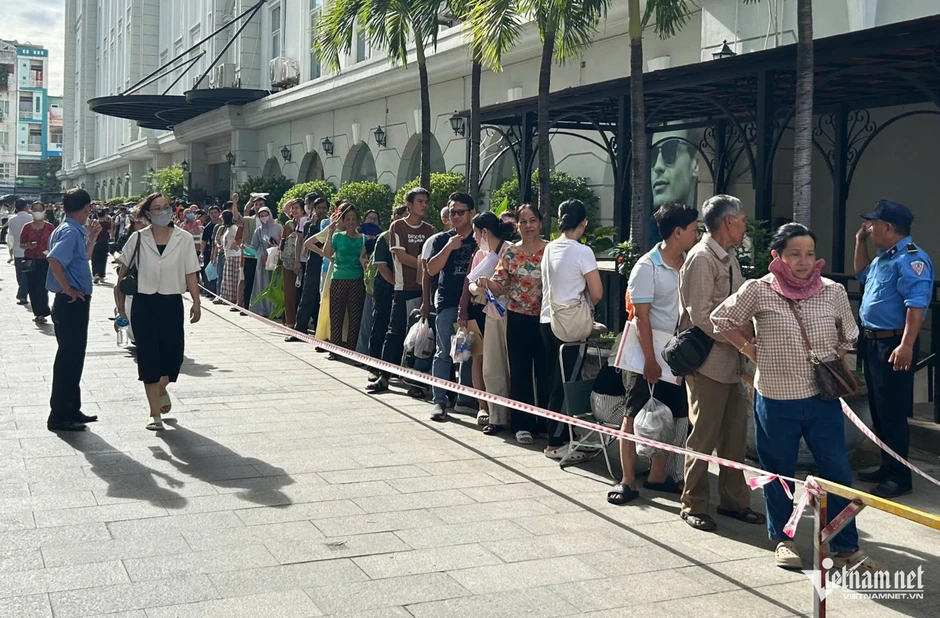 Ngỡ ngàng cảnh hàng trăm người ở Đà Nẵng chen lấn đăng ký mua nhà ở xã hội Ngỡ ngàng cảnh hàng trăm người ở Đà Nẵng chen lấn đăng ký mua nhà ở xã hội