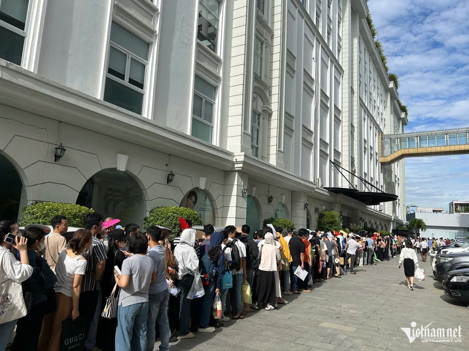 Ngỡ ngàng cảnh hàng trăm người ở Đà Nẵng chen lấn đăng ký mua nhà ở xã hội Ngỡ ngàng cảnh hàng trăm người ở Đà Nẵng chen lấn đăng ký mua nhà ở xã hội