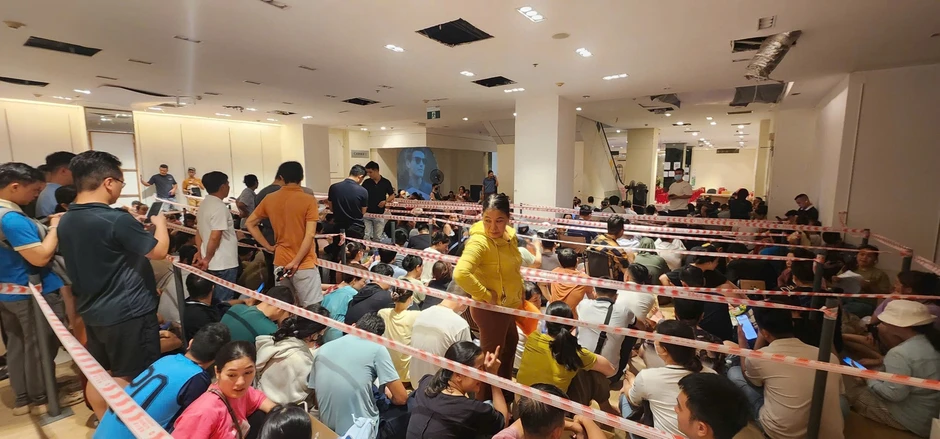 Ngỡ ngàng cảnh hàng trăm người ở Đà Nẵng chen lấn đăng ký mua nhà ở xã hội Ngỡ ngàng cảnh hàng trăm người ở Đà Nẵng chen lấn đăng ký mua nhà ở xã hội