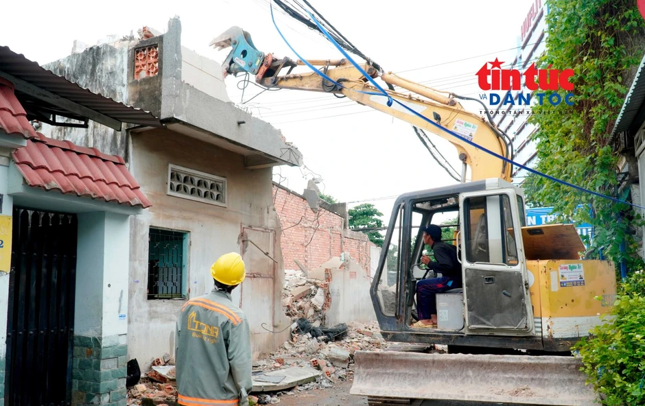 Người dân bàn giao mặt bằng phục vụ mở rộng quốc lộ 22 Người dân bàn giao mặt bằng phục vụ mở rộng quốc lộ 22