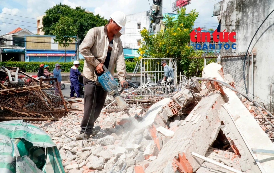 Người dân bàn giao mặt bằng phục vụ mở rộng quốc lộ 22 Người dân bàn giao mặt bằng phục vụ mở rộng quốc lộ 22