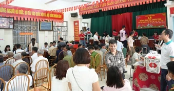 Người dân ngồi chật kín nhà văn hóa nhận tiền đền bù đất siêu dự án Olympic