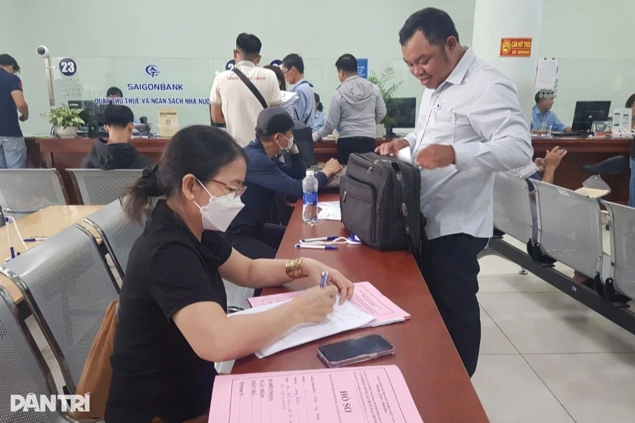 Người dân TPHCM nhận kết quả xử lý thủ tục đất đai trực tuyến sau 2 giờ Người dân TPHCM nhận kết quả xử lý thủ tục đất đai trực tuyến sau 2 giờ