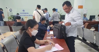 Người dân TPHCM nhận kết quả xử lý thủ tục đất đai trực tuyến sau 2 giờ