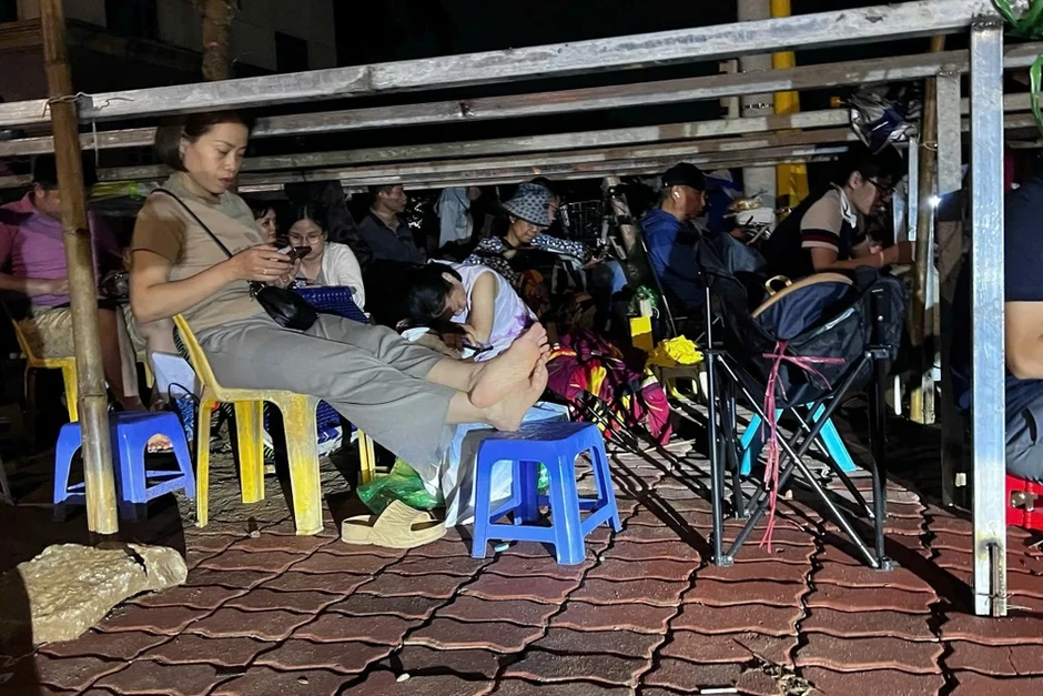 Người dân xếp hàng xuyên đêm mua nhà ở xã hội, Bộ Xây dựng yêu cầu tăng nguồn cung Người dân xếp hàng xuyên đêm mua nhà ở xã hội, Bộ Xây dựng yêu cầu tăng nguồn cung