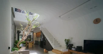Nhà phố mặt tiền 4,5m vẫn rộng, thoáng nhờ giếng trời