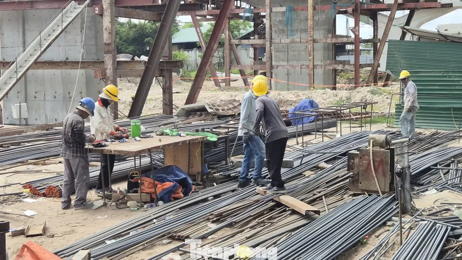 Nhà thầu kêu trời vì nguyên vật liệu 'nhảy múa' theo giá xăng dầu Nhà thầu kêu trời vì nguyên vật liệu 'nhảy múa' theo giá xăng dầu