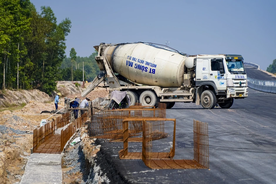Nhà thầu lo chậm tiến độ dự án trọng điểm trước áp lực nhiên liệu