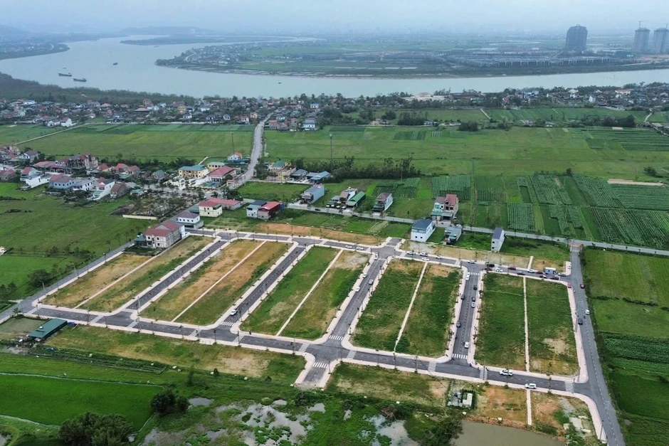 Ô tô đỗ kín đường, "cò đất" tấp nập tại khu quy hoạch dân cư nông thôn