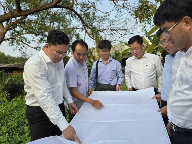 Phó chủ tịch TP.HCM Hoàng Nguyên Dinh: Sớm bố trí tái định cư cho Khu thể thao Rạch Chiếc Phó chủ tịch TP.HCM Hoàng Nguyên Dinh: Sớm bố trí tái định cư cho Khu thể thao Rạch Chiếc