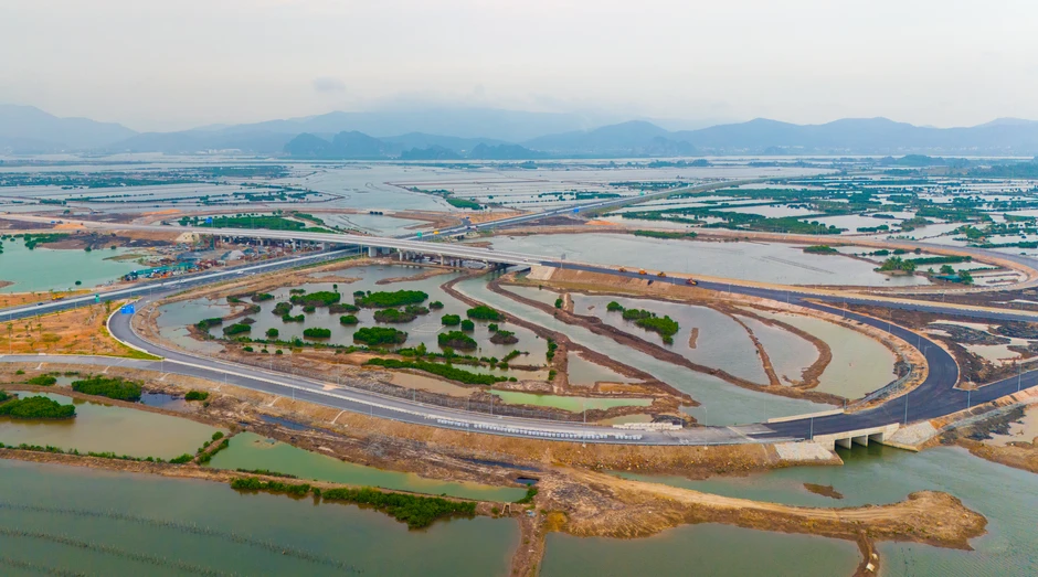 Quảng Ninh chỉ đạo “nóng” với loạt dự án, trong đó có 2 siêu dự án 23,6 tỷ USD của tỷ phú Phạm Nhật Vượng Quảng Ninh chỉ đạo “nóng” với loạt dự án, trong đó có 2 siêu dự án 23,6 tỷ USD của tỷ phú Phạm Nhật Vượng