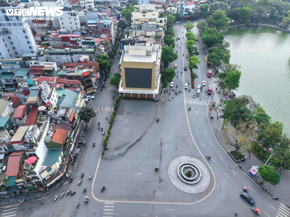 Quảng trường hơn 2ha sát Hồ Gươm dần lộ diện sau 5 tháng giải phóng mặt bằng Quảng trường hơn 2ha sát Hồ Gươm dần lộ diện sau 5 tháng giải phóng mặt bằng