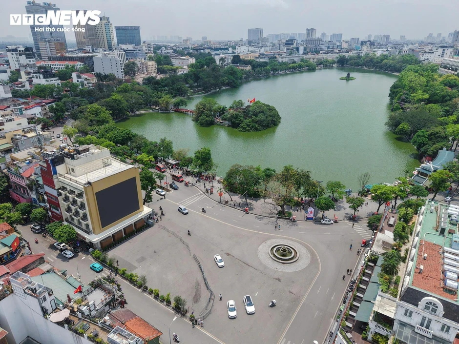 Quảng trường hơn 2ha sát Hồ Gươm dần lộ diện sau 5 tháng giải phóng mặt bằng Quảng trường hơn 2ha sát Hồ Gươm dần lộ diện sau 5 tháng giải phóng mặt bằng