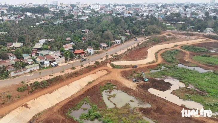 Rầm rộ múc đất lòng hồ thủy lợi, chở đi bán khắp nơi Rầm rộ múc đất lòng hồ thủy lợi, chở đi bán khắp nơi