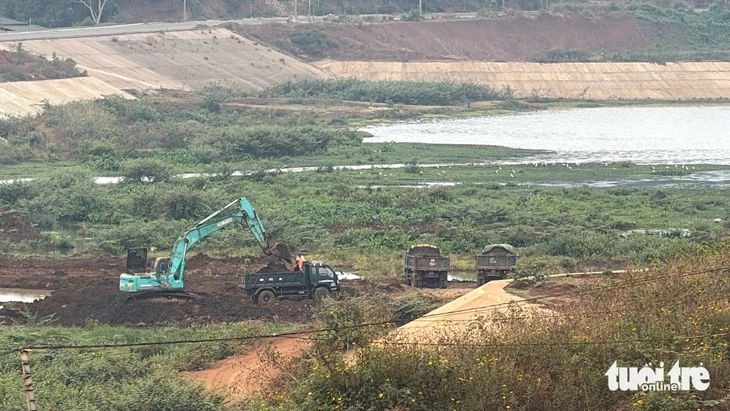 Rầm rộ múc đất lòng hồ thủy lợi, chở đi bán khắp nơi Rầm rộ múc đất lòng hồ thủy lợi, chở đi bán khắp nơi