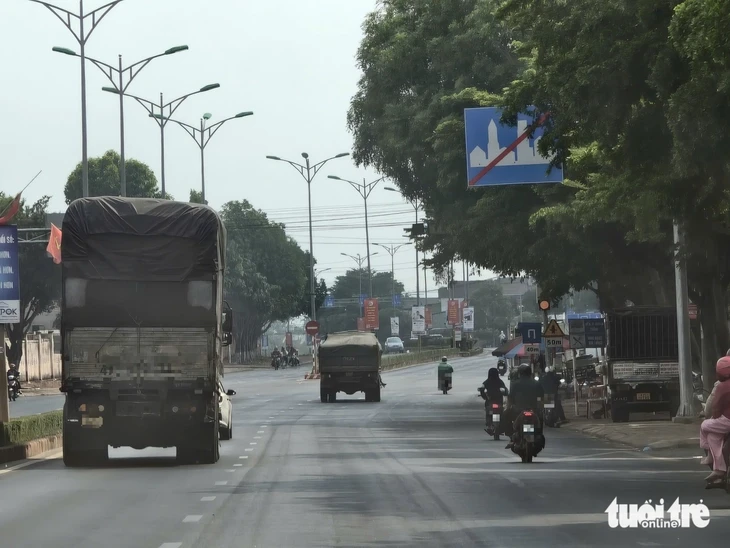 Rầm rộ múc đất lòng hồ thủy lợi, chở đi bán khắp nơi Rầm rộ múc đất lòng hồ thủy lợi, chở đi bán khắp nơi