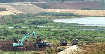 Rầm rộ múc đất lòng hồ thủy lợi, chở đi bán khắp nơi