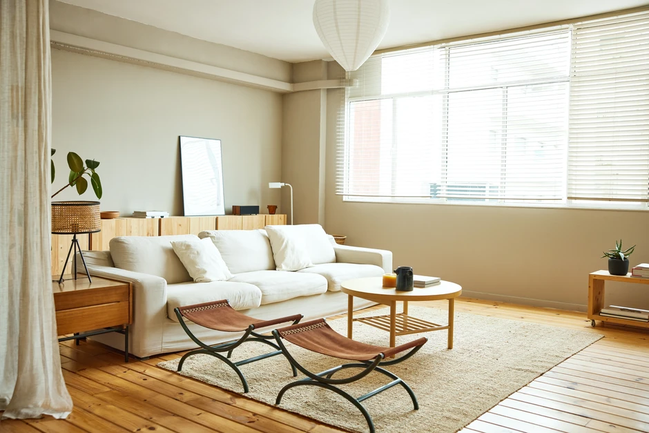 Sai lầm kê sofa khiến phòng khách trông trống trải, thiếu kết nối Sai lầm kê sofa khiến phòng khách trông trống trải, thiếu kết nối