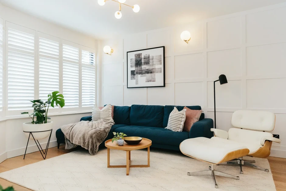 Sai lầm kê sofa khiến phòng khách trông trống trải, thiếu kết nối Sai lầm kê sofa khiến phòng khách trông trống trải, thiếu kết nối