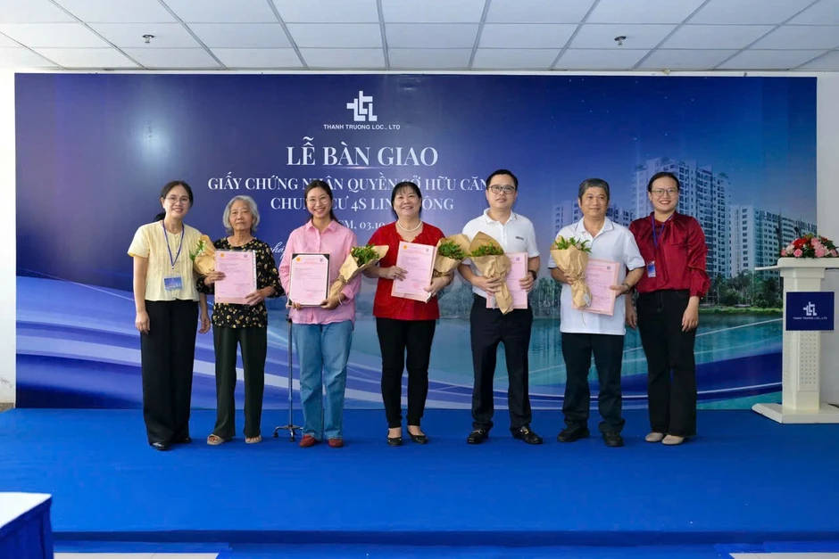 Sau hơn 10 năm, 200 hộ dân chung cư 4S Linh Đông được cấp sổ hồng Sau hơn 10 năm, 200 hộ dân chung cư 4S Linh Đông được cấp sổ hồng