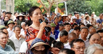 Siêu dự án Olympic: Người dân ngồi chật kín nhà văn hóa nghe tin đền bù đất
