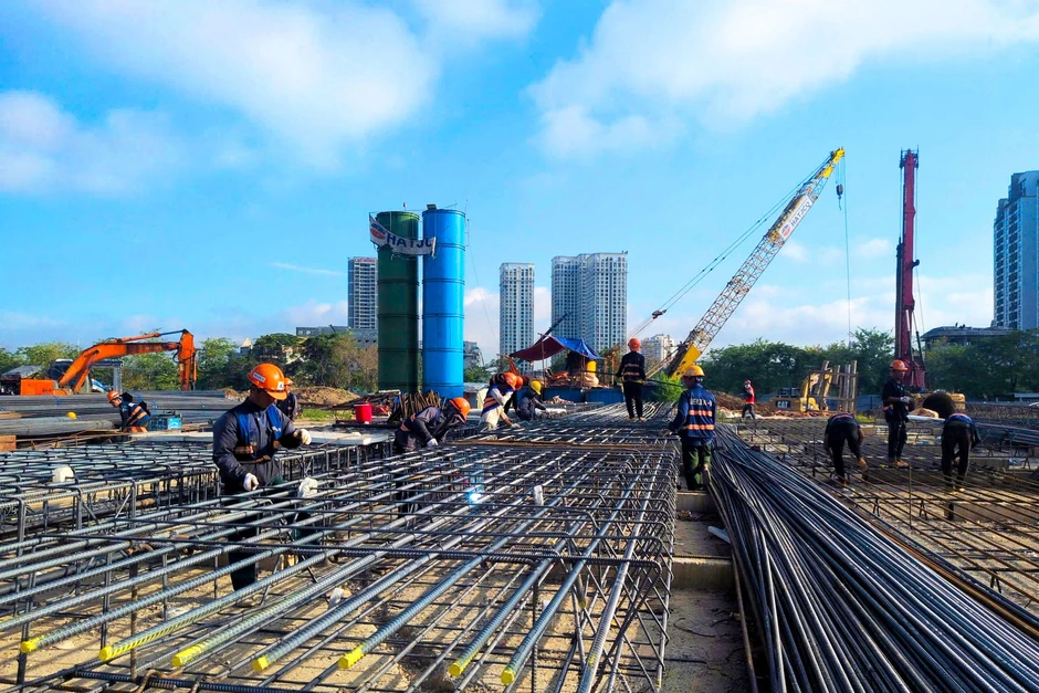Soi tiến độ siêu dự án nằm tại khu đô thị "nhà giàu" có giá đất đắt đỏ bậc nhất Thủ đô, chỉ cách Hồ Tây vài phút di chuyển, sát công viên gần 70ha, kết nối loạt tuyến metro