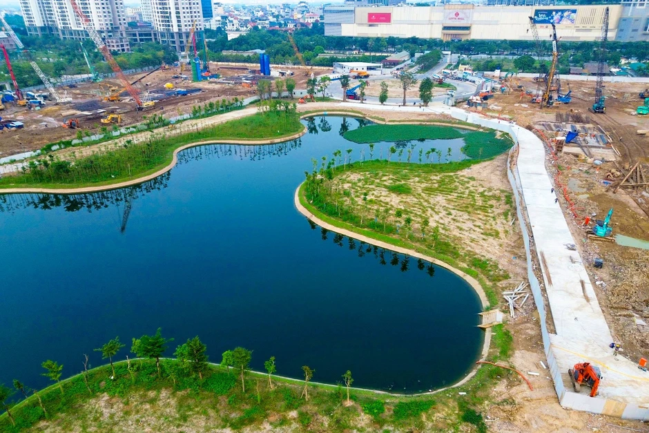 Soi tiến độ siêu dự án nằm tại khu đô thị "nhà giàu" có giá đất đắt đỏ bậc nhất Thủ đô, chỉ cách Hồ Tây vài phút di chuyển, sát công viên gần 70ha, kết nối loạt tuyến metro