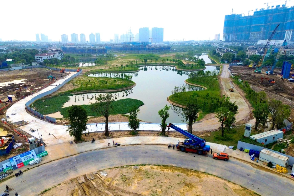 Soi tiến độ siêu dự án nằm tại khu đô thị "nhà giàu" có giá đất đắt đỏ bậc nhất Thủ đô, chỉ cách Hồ Tây vài phút di chuyển, sát công viên gần 70ha, kết nối loạt tuyến metro