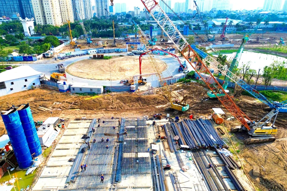 Soi tiến độ siêu dự án nằm tại khu đô thị "nhà giàu" có giá đất đắt đỏ bậc nhất Thủ đô, chỉ cách Hồ Tây vài phút di chuyển, sát công viên gần 70ha, kết nối loạt tuyến metro