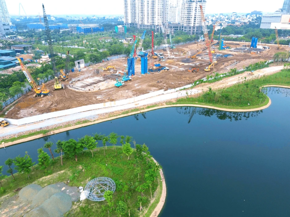 Soi tiến độ siêu dự án nằm tại khu đô thị "nhà giàu" có giá đất đắt đỏ bậc nhất Thủ đô, chỉ cách Hồ Tây vài phút di chuyển, sát công viên gần 70ha, kết nối loạt tuyến metro