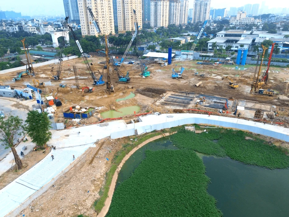 Soi tiến độ siêu dự án nằm tại khu đô thị "nhà giàu" có giá đất đắt đỏ bậc nhất Thủ đô, chỉ cách Hồ Tây vài phút di chuyển, sát công viên gần 70ha, kết nối loạt tuyến metro