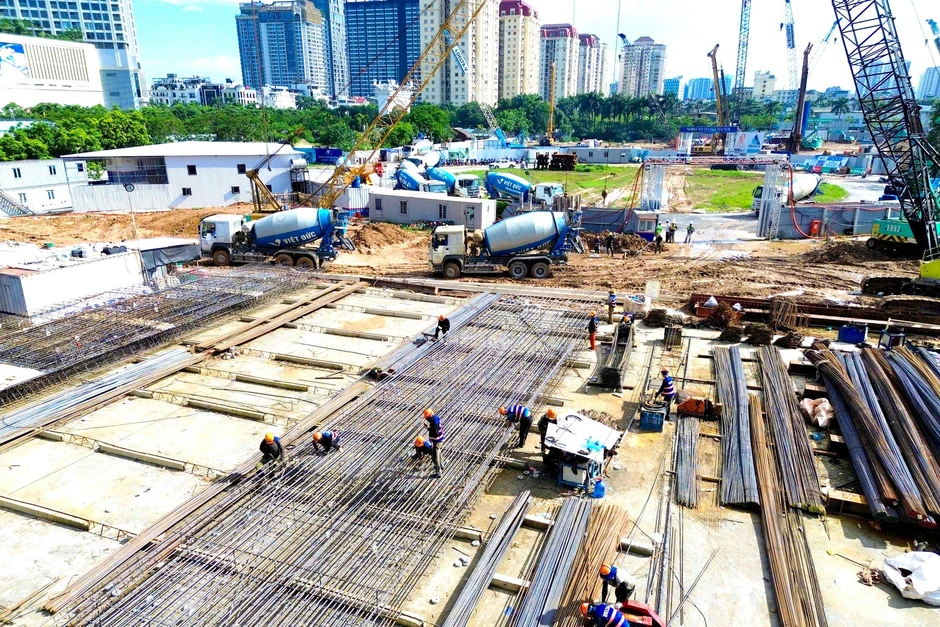 Soi tiến độ siêu dự án nằm tại khu đô thị "nhà giàu" có giá đất đắt đỏ bậc nhất Thủ đô, chỉ cách Hồ Tây vài phút di chuyển, sát công viên gần 70ha, kết nối loạt tuyến metro