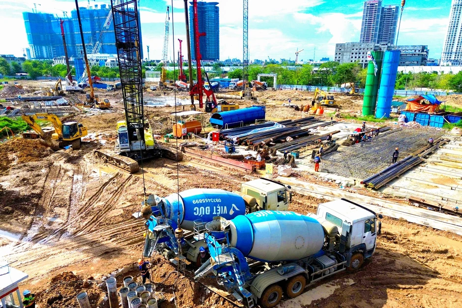 Soi tiến độ siêu dự án nằm tại khu đô thị "nhà giàu" có giá đất đắt đỏ bậc nhất Thủ đô, chỉ cách Hồ Tây vài phút di chuyển, sát công viên gần 70ha, kết nối loạt tuyến metro