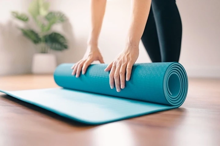 Thảm yoga bốc mùi mùa hè, làm sạch kiểu gì để không thành “ổ vi khuẩn”?