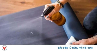 Thảm yoga bốc mùi mùa hè, làm sạch kiểu gì để không thành “ổ vi khuẩn”?