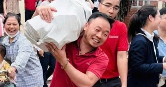 Tiến độ đền bù đất dự án Olympic ở xã có người dân đem bao tải đi đựng tiền