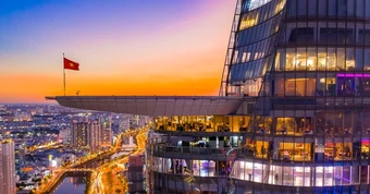 Tòa tháp 262m từng lập kỷ lục cao nhất Việt Nam: Tốn 250 tấn thép làm bãi đáp trực thăng, hơn 6.000 tấm kính tạo thành lớp vỏ cong đặc biệt, 2 lần được CNN vinh danh