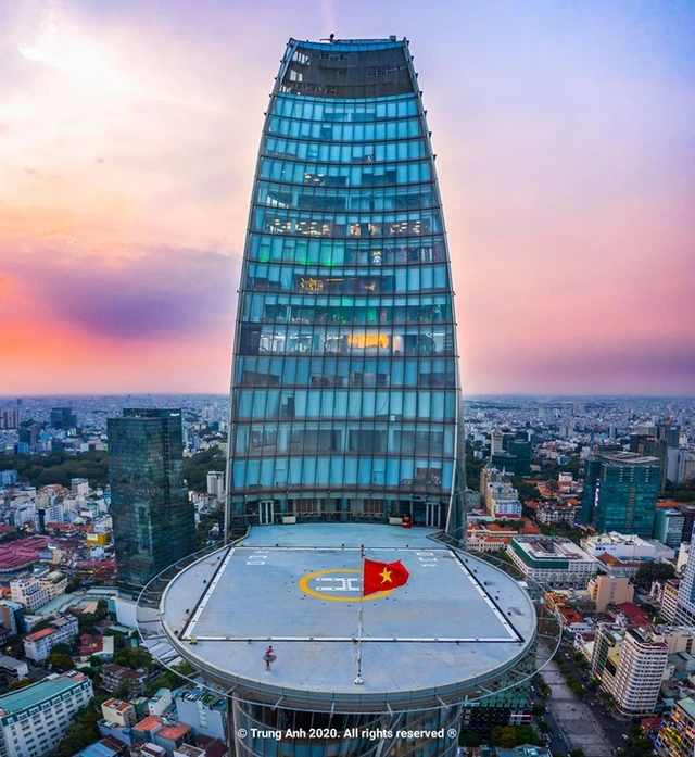 Tòa tháp 262m từng lập kỷ lục cao nhất Việt Nam: Tốn 250 tấn thép làm bãi đáp trực thăng, hơn 6.000 tấm kính tạo thành lớp vỏ cong đặc biệt, 2 lần được CNN vinh danh