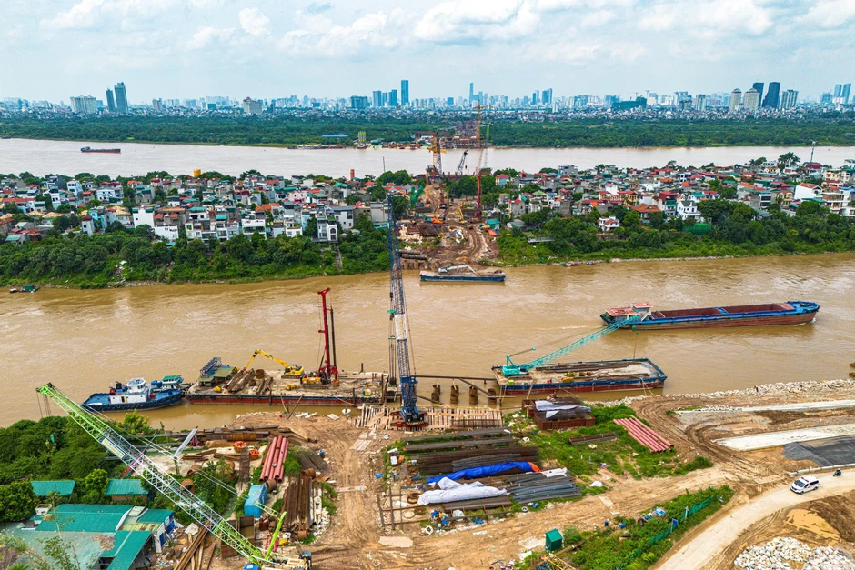 Toàn cảnh công trường xây cầu có trụ cao nhất, nhịp chính dài thứ 2 Việt Nam, nối trung tâm Hà Nội với đại đô thị của Vinhomes, sẽ hoàn thành sau một năm nữa Toàn cảnh công trường xây cầu có trụ cao nhất, nhịp chính dài thứ 2 Việt Nam, nối trung tâm Hà Nội với đại đô thị của Vinhomes, sẽ hoàn thành sau một năm nữa
