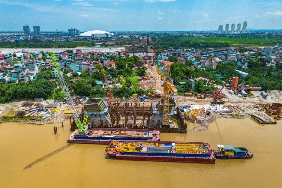 Toàn cảnh công trường xây cầu có trụ cao nhất, nhịp chính dài thứ 2 Việt Nam, nối trung tâm Hà Nội với đại đô thị của Vinhomes, sẽ hoàn thành sau một năm nữa Toàn cảnh công trường xây cầu có trụ cao nhất, nhịp chính dài thứ 2 Việt Nam, nối trung tâm Hà Nội với đại đô thị của Vinhomes, sẽ hoàn thành sau một năm nữa