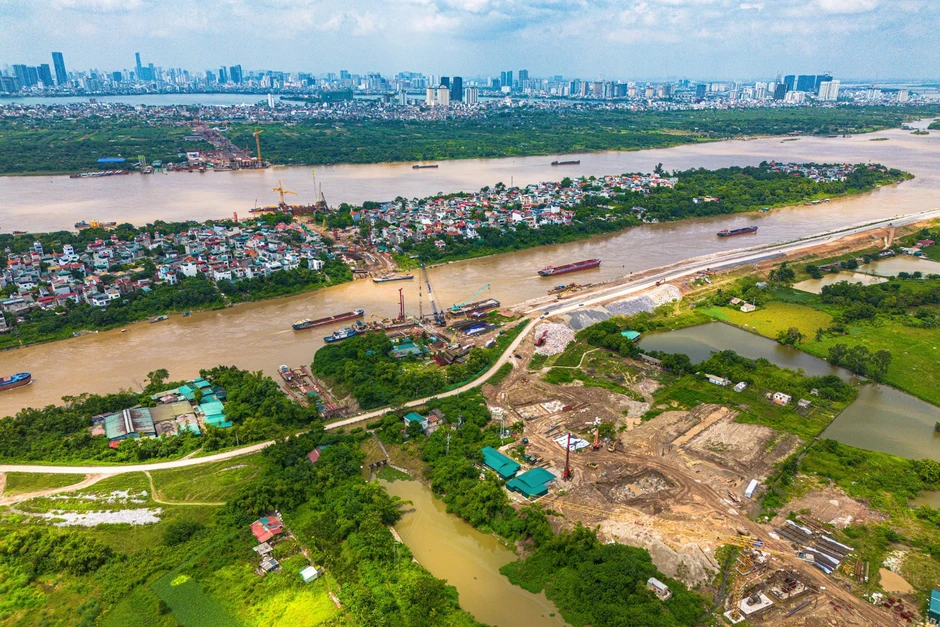 Toàn cảnh công trường xây cầu có trụ cao nhất, nhịp chính dài thứ 2 Việt Nam, nối trung tâm Hà Nội với đại đô thị của Vinhomes, sẽ hoàn thành sau một năm nữa Toàn cảnh công trường xây cầu có trụ cao nhất, nhịp chính dài thứ 2 Việt Nam, nối trung tâm Hà Nội với đại đô thị của Vinhomes, sẽ hoàn thành sau một năm nữa