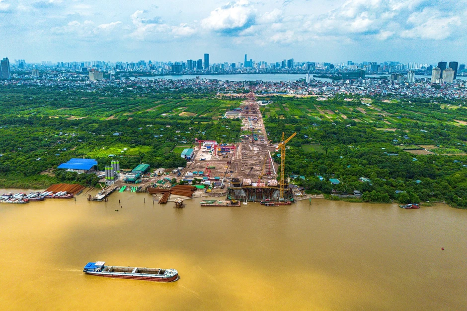Toàn cảnh công trường xây cầu có trụ cao nhất, nhịp chính dài thứ 2 Việt Nam, nối trung tâm Hà Nội với đại đô thị của Vinhomes, sẽ hoàn thành sau một năm nữa Toàn cảnh công trường xây cầu có trụ cao nhất, nhịp chính dài thứ 2 Việt Nam, nối trung tâm Hà Nội với đại đô thị của Vinhomes, sẽ hoàn thành sau một năm nữa