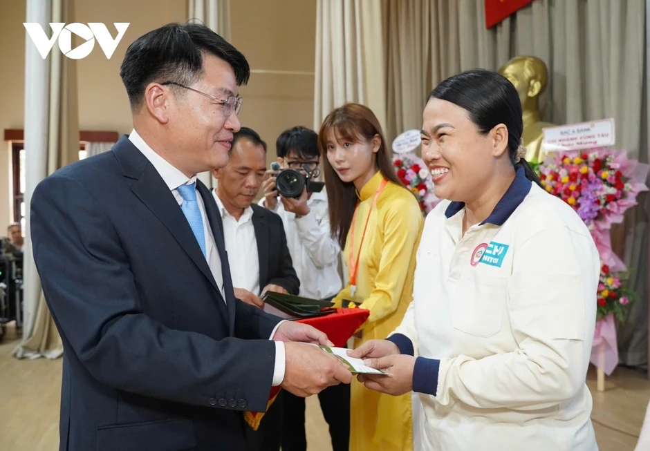 Trợ giá hàng ngàn nền đất, tặng sổ đỏ cho người lao động ở TP.HCM Trợ giá hàng ngàn nền đất, tặng sổ đỏ cho người lao động ở TP.HCM