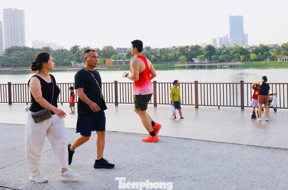 Tuyến đường sở hữu ba 'lá phổi xanh' giữa đô thị cao tầng phía Tây Hà Nội Tuyến đường sở hữu ba 'lá phổi xanh' giữa đô thị cao tầng phía Tây Hà Nội