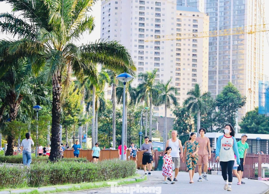 Tuyến đường sở hữu ba 'lá phổi xanh' giữa đô thị cao tầng phía Tây Hà Nội Tuyến đường sở hữu ba 'lá phổi xanh' giữa đô thị cao tầng phía Tây Hà Nội